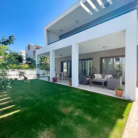Luxurious With Pool Directly By The Sea Villa