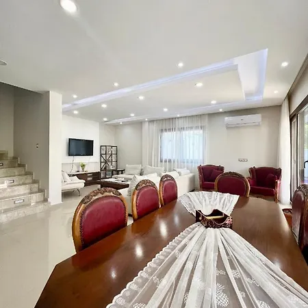 Luxurious With Pool Directly By The Sea